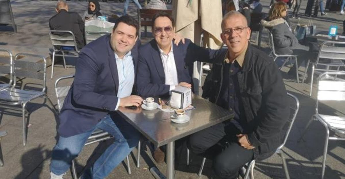 خطوة رائعة من إعلامي جزائري في حق المغربي عموتة خطوة رائعة من إعلامي جزائري في حق المغربي عموتة