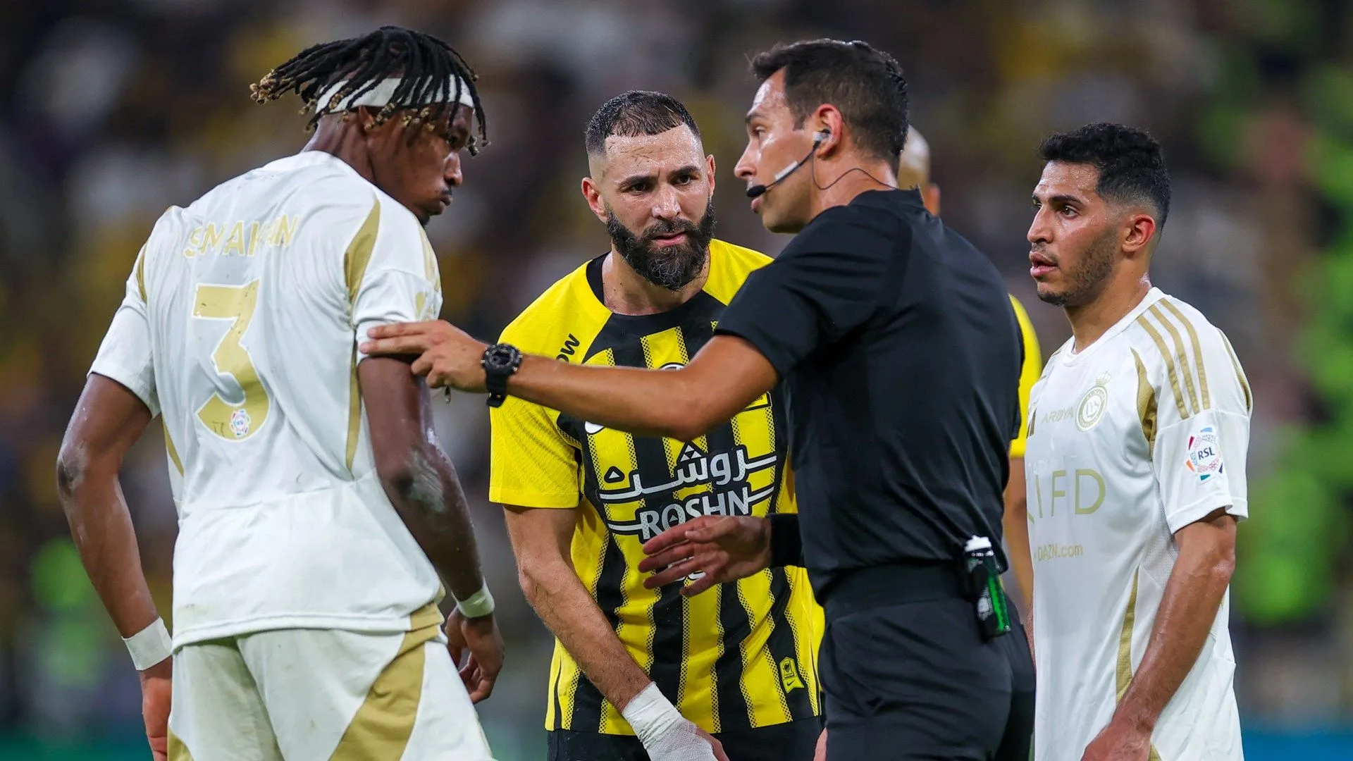 زاوية لم تُعرض من قبل .. فيديو جديد يورط حكام الفيديو في ظلم النصر خلال كلاسيكو الاتحاد زاوية لم تُعرض من قبل .. فيديو جديد يورط حكام الفيديو في ظلم النصر خلال كلاسيكو الاتحاد