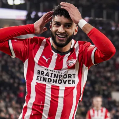 نجم المغرب يتعرض لإصابة خطيرة في فريق Eindhoven: المصائب تتوالى