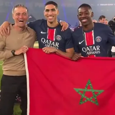 فيديو أشرف حكيمي يجبر لويس أنريكي وديمبلي على حمل علم المغرب في أحتفالات سان جيرمان باللقب