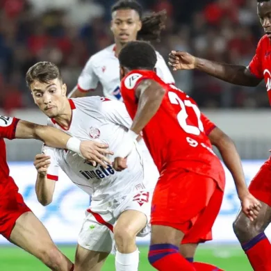 أبرز غيابات الوداد ضد بورتو استعدادًا لكأس العالم للأندية في إطار استعدادات نادي الوداد الرياضي للمشاركة في كأس العالم للأندية 2025، يخوض الفريق مباراة ودية قوية أمام بورتو البرتغالي مساء السبت 31 مايو 2025 على أرضية ملعب محمد الخامس بالدار البيضاء. غيابات الوداد أمام بورتو: أكدت التقارير أن الوداد سيفتقد خدمات بعض عناصره الأساسية في هذه المواجهة، وعلى رأسهم المهاجم حمزة الهنوري، الذي لن يكون متاحًا للمشاركة في اللقاء رغم انضمامه حديثًا للفريق بعد فسخ عقده مع الفتح الرباطي. إضافة إلى ذلك، أشار المدرب محمد أمين بنهاشم إلى أن هناك عناصر أخرى غابت عن المباراة السابقة ضد إشبيلية بسبب عدم قانونية مشاركتهم، لكن لم يتم الكشف عن أسماء محددة لهذه الغيابات في مواجهة بورتو. الوضعية العامة للفريق: رغم هذه الغيابات، أوضحت مصادر من داخل النادي أن جميع لاعبي الفريق المتاحين في حالة صحية ممتازة، والأجواء تسودها الجدية والانضباط، ما يمنح الطاقم التقني خيارات متعددة لاختبار التوليفة المثالية قبل السفر إلى الولايات المتحدة. كما سيشهد اللقاء مشاركة بعض الوافدين الجدد مثل نور الدين أمرابط، مع منح الفرصة لعناصر شابة أبانت عن مستويات واعدة في التداريب. خلاصة: أبرز غياب عن تشكيلة الوداد ضد بورتو هو المهاجم حمزة الهنوري، مع احتمال استمرار غياب بعض العناصر التي لم يسمح لها بالمشاركة قانونيًا في المباراة السابقة، بينما سيستفيد الفريق من عودة بعض اللاعبين الجدد وتجريب أسماء شابة استعدادًا للاستحقاق العالمي
