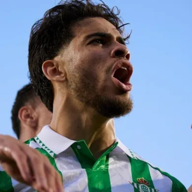 الزلزولي يسجل التاريخ بأول هدف في نهائي دوري المؤتمر الأوروبي بين ريال بيتيس وتشيلسي