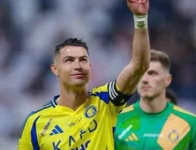 Here are some alternative ways to rewrite the title "كريستيانو رونالدو مع النصر حتى 2027.. ثلاثة أحلام نحو المجد" in Arabic, while retaining the core meaning: More Concise: رونالدو والنصر: عقد حتى 2027 وطموحات المجد. (Ronaldo and Al-Nassr: Contract until 2027 and aspirations of glory.) رونالدو نصراوي حتى 2027.. وثلاثية الأحلام. (Ronaldo is Al-Nassr until 2027... and a triad of dreams.) Focusing on Ambition: رونالدو يقود النصر نحو المجد حتى 2027 بثلاثة أهداف. (Ronaldo leads Al-Nassr towards glory until 2027 with three goals/ambitions.) رونالدو والنصر: شراكة حتى 2027 لتحقيق ثلاثة إنجازات. (Ronaldo and Al-Nassr: Partnership until 2027 to achieve three accomplishments.) More Dramatic: ملحمة رونالدو النصر.. حتى 2027.. ثلاثة فصول نحو المجد. (The Ronaldo-Al-Nassr Saga... until 2027... Three chapters towards glory.) More Descriptive: رونالدو يجدد طموحات النصر حتى 2027.. ثلاثة أهداف للتتويج. (Ronaldo renews Al-Nassr's ambitions until 2027... Three goals for coronation.) The best option depends on the specific context and the desired emphasis. They all communicate that Ronaldo is staying with Al-Nassr until 2027 and that there are three ambitious goals in mind.