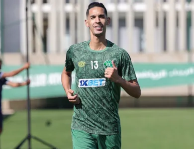بدر بانون يعود بقوة إلى الرجاء الرياضي ويدخل في تدريبات الفريق الأخضر مبكرا