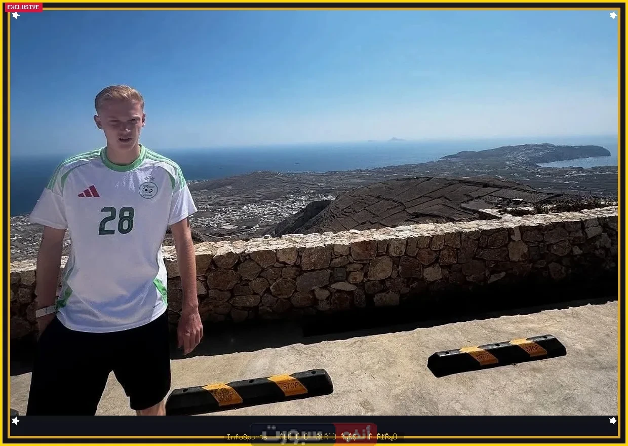عدسات المصورين ترصد نجم منتخب السويد وهو يقضي إجازاته بقميص المنتخب الجزائري عدسات المصورين ترصد نجم منتخب السويد وهو يقضي إجازاته بقميص المنتخب الجزائري