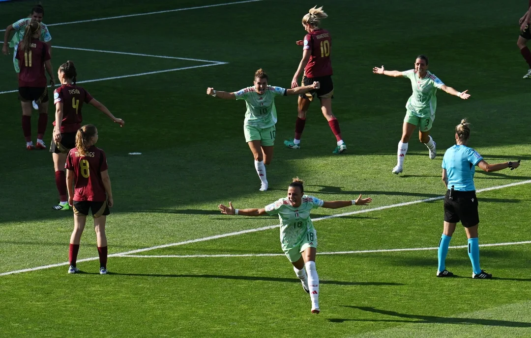 إيطاليا تفوز على بلجيكا 1-0 بفضل هدف كاروسو في افتتاح كأس أمم أوروبا للسيدات 2025. إيطاليا تفوز على بلجيكا 1-0 بفضل هدف كاروسو في افتتاح كأس أمم أوروبا للسيدات 2025.