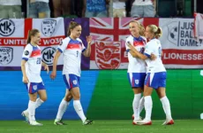 المنتخب الإنجليزي يتأهل لربع نهائي الدفاع عن لقبه بتميز