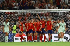 يورو السيدات: انتصار ساحق للمنتخب الإسباني على البرتغال في افتتاح المجموعة الثانية حقق المنتخب الإسباني اليوم الخميس فوزًا كبيرًا على نظيره البرتغالي بنتيجة 5-0 في الجولة الأولى من المجموعة الثانية ضمن كأس أمم أوروبا للسيدات 2025.