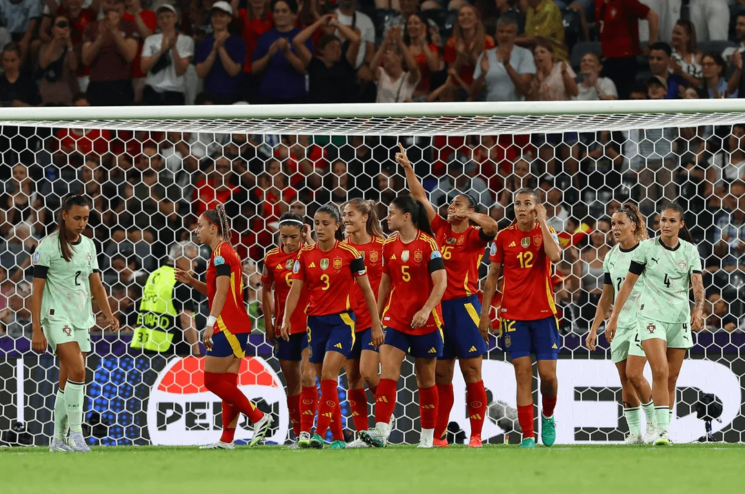 يورو السيدات: انتصار ساحق للمنتخب الإسباني على البرتغال يورو السيدات: انتصار ساحق للمنتخب الإسباني على البرتغال في افتتاح المجموعة الثانية حقق المنتخب الإسباني اليوم الخميس فوزًا كبيرًا على نظيره البرتغالي بنتيجة 5-0 في الجولة الأولى من المجموعة الثانية ضمن كأس أمم أوروبا للسيدات 2025.